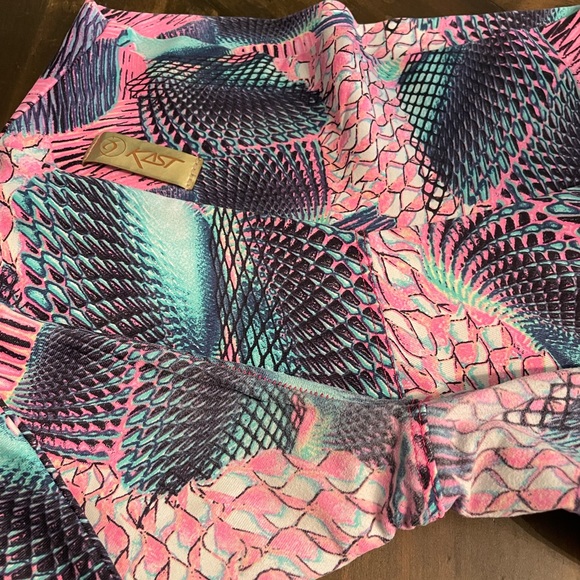 Kast. Athleisure Capri Leggings. Multi color. Small. - Picture 3 of 5